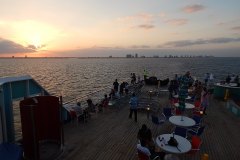 O bar conta com vista panorâmica da popa, ideal para acompanhar saída de portos