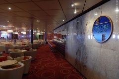 Este é a principal área de bar do navio, o Encore Lounge