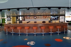 No topo do navio, fica o Crow's Nest Sports Bar
