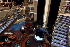 Principal centro de convivência do navio, conta com as famosas escadarias de Swarovski da MSC