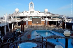 O navio conta com três piscinas, incluindo o AquaPark