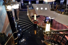 Com temática náutica, o espaço conta com escadaria para o casino