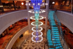 Este é o átrio do 678 Ocean Place e seu grande lustre de LEDs