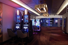 No deck 6, fica o Joy Casino, com suas máquinas e mesas de jogo