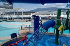 Além de contar com duas piscinas, a área tem também um parque aquático infantil