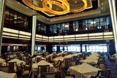 Inspirado em NYC, o restaurante é o maior do navio e conta com vista panorâmica e vão aberto