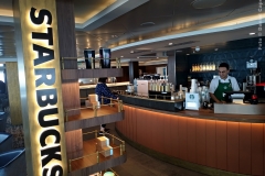O segundo Starbucks de bordo está localizado no Observation Lounge, na proa