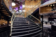 Um dos espaços mais fotografados do navio é a escadaria entre o Zebra Bar e o Casino Royal