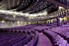 O maior espaço a bordo é o Teatro Carlo Felice
