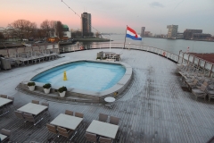 Deck da piscina original - aqui coberto de neve - que pode ser utilizado pelos hóspedes do hotel, e também para eventos