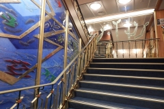 Decoração típica dos anos 50 e 60 na escadaria da primeira classe