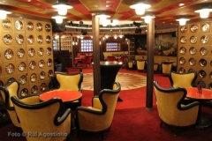 Esse é o Ambassor's Lounge, anteriormente a disco do navio