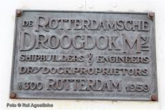 Placa do construtor do navio, estaleiro que também fica no porto de Rotterdam