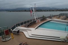 Talvez o grande diferencial do navio, a piscina está localizada na popa, em um deck mais baixo que o padrão - o 7º