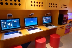 Um dos destaques são estes modernos computadores, que digitalizam desenhos e movimentos realizados na mesa a baixo