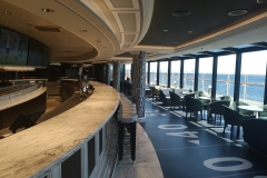 O bar propriamente dito tem posição central e tem vista para a promenade externa do navio
