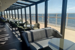 O Sports Bar é um dos dois lounges do navio com essa área de vidro voltada para a promenade. O outro é o Seaside Bar