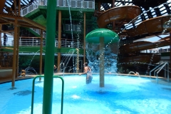 Voltado a todas as idades, o parque aquático do navio possui diversos esguichos e escorregadores, além de uma piscina rasa no centro