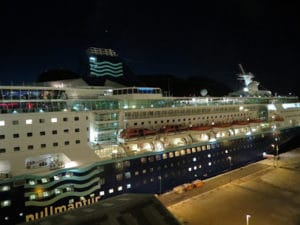 Empress em Gibraltar com novo esquema de cores da Pullmantur
