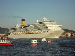 Costa Pacifica resgata refugiados no mar da Calábria