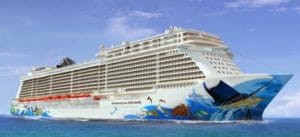 Guy Harvey assina obra de arte no casco do Norwegian Escape