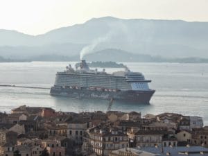 Mein Schiff 3 e outros navios em Corfú, Grécia
