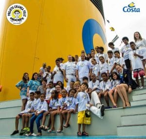 Costa Favolosa recebe ONG Projeto Criança Feliz