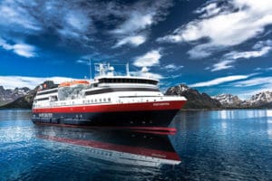 Hurtigruten amplia frota com navio português