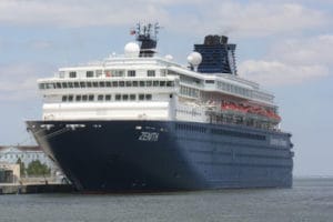 Zenith resgata três pessoas no mar do Caribe