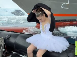 bailarina navio de cruzeiro Antartica